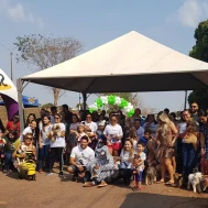 Participantes da Cãominhada de 2022 reunidos com seus cães